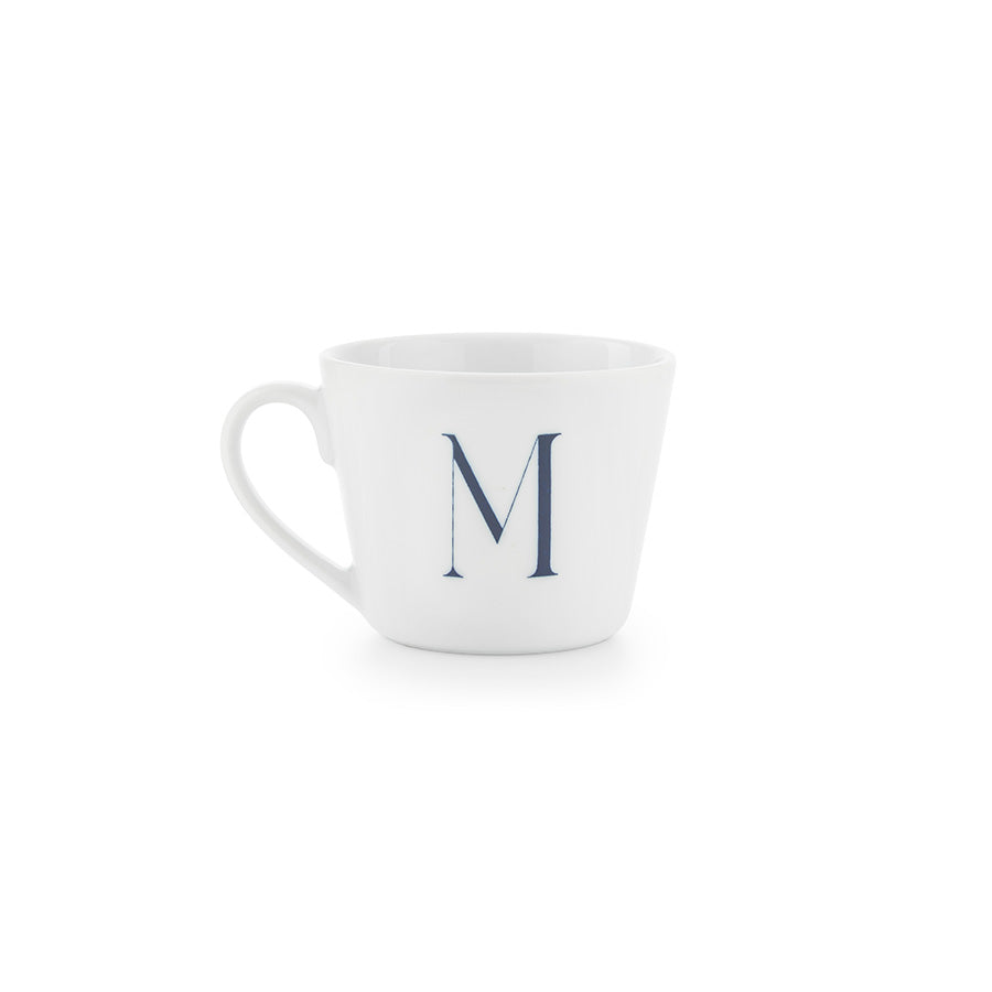 Bokstavkrus med håndtegnet bokstav M, laget av feltspatporselen, perfekt for kaffe og te.