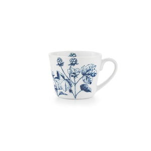 Bokstavkrus med botanisk motiv, dekorert med mørkeblå illustrasjoner av bær og planter.