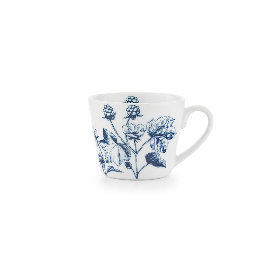 Bokstavkrus med botanisk motiv, dekorert med mørkeblå illustrasjoner av bær og planter.