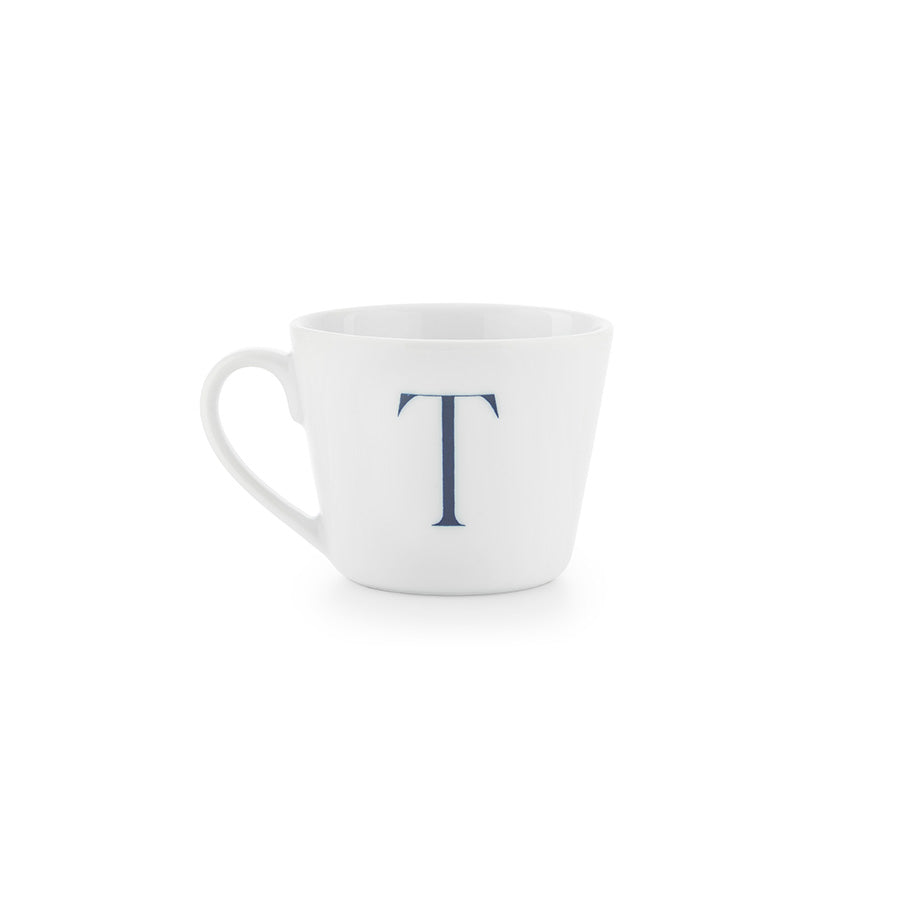 Håndtegnet bokstavkrus med bokstaven T i mørkeblå dekor, laget av Porsgrunds Porselænsfabrik.