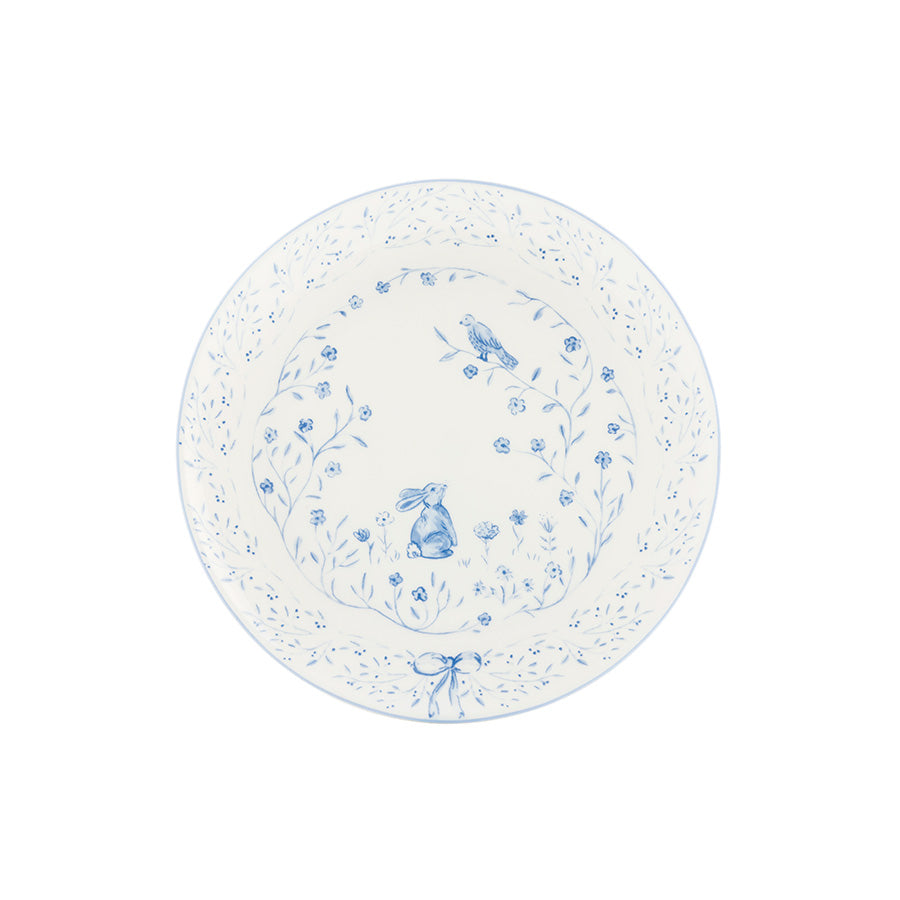 Vår asjett på 20 cm fra Porsgrunds Porselænsfabrik med delikat blått blomster- og påskemotiv, perfekt for servering av småretter.
