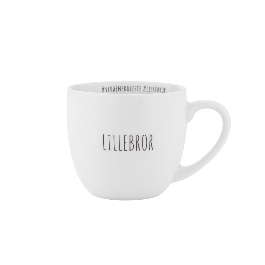Porsgrunds Porselænsfabrik Lillebror Krus 38cl med teksten 'Lillebror' og hashtags, et romslig favorittkopp for både voksne og barn.