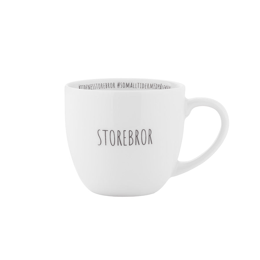 Hvit storebror krus fra Porsgrunds Porselænsfabrik med teksten 'STOREBROR', perfekt til kaffe og te.