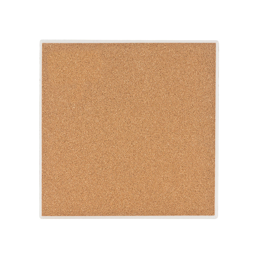 Baksiden av Porsgrunds Porselænsfabrik Jordbæreng Bordskåner 20x20cm, med en stabil korkoverflate for ekstra beskyttelse av bordet.