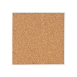 Baksiden av Porsgrunds Porselænsfabrik Jordbæreng Bordskåner 20x20cm, med en stabil korkoverflate for ekstra beskyttelse av bordet.
