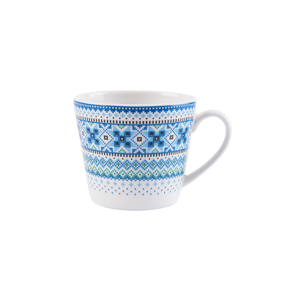 En elegant blått krus fra Porsgrunds Porselænsfabrik med bunadsinspirert dekor, perfekt til kaffe og te.