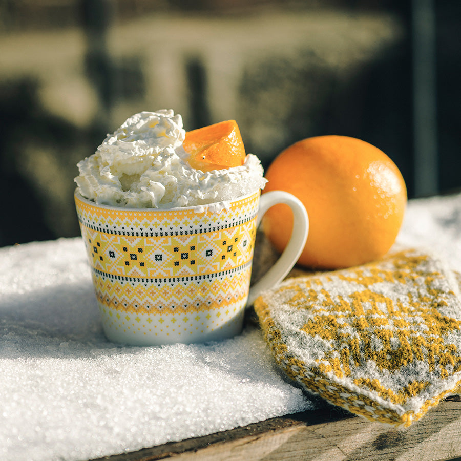 Porsgrunds Porselænsfabrik Ingrid Krus 40cl Gul fylt med krem og appelsinbiter, nytelse i vinterlandskap.