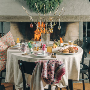 Dekorert spisebord med ulike krus og tradisjonell norsk pynt, perfekt for en koselig familiefrokost.