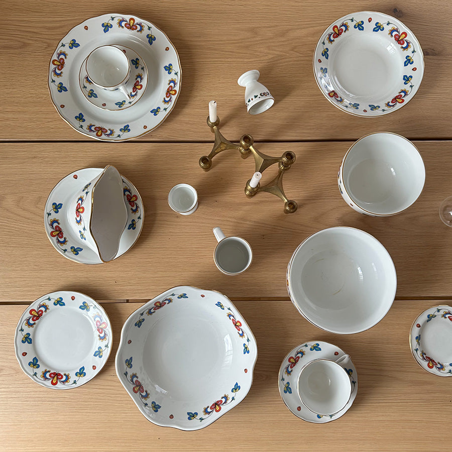 Dekket frokostbord med Porsgrund Bondemønster servise og eggeglass i norsk design
