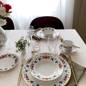 Bondemønster kopp og skål på elegant dekket middagsbord med matchende servise