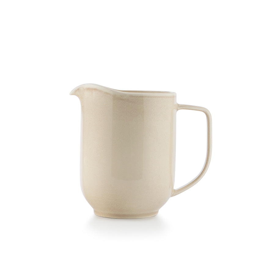 Elegant og romslig mugge på 1,6 liter fra Porsgrunds Porselænsfabrik, laget med reaktiv glasur i varme toner, perfekt for servering av drikke eller som dekorativ vase.