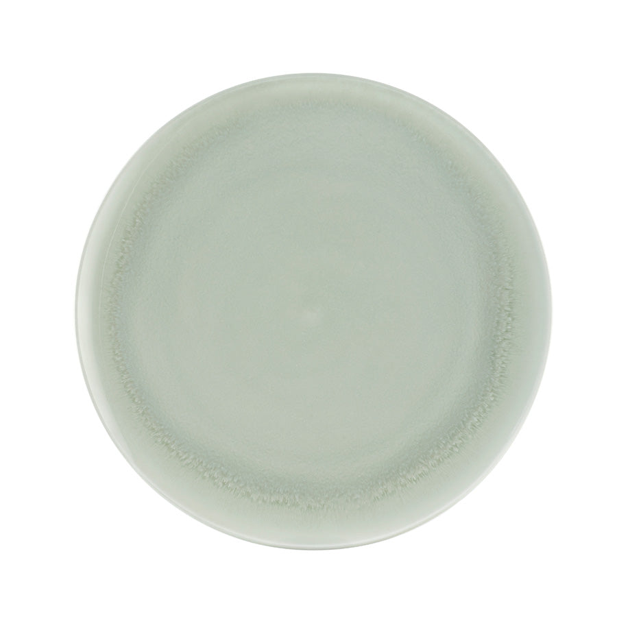 Tallerken i Dusty Green fra Porsgrunds Porselænsfabrik, 26,5 cm, med en dempet, naturlig grønnfarge som gir en moderne og tidløs borddekking.