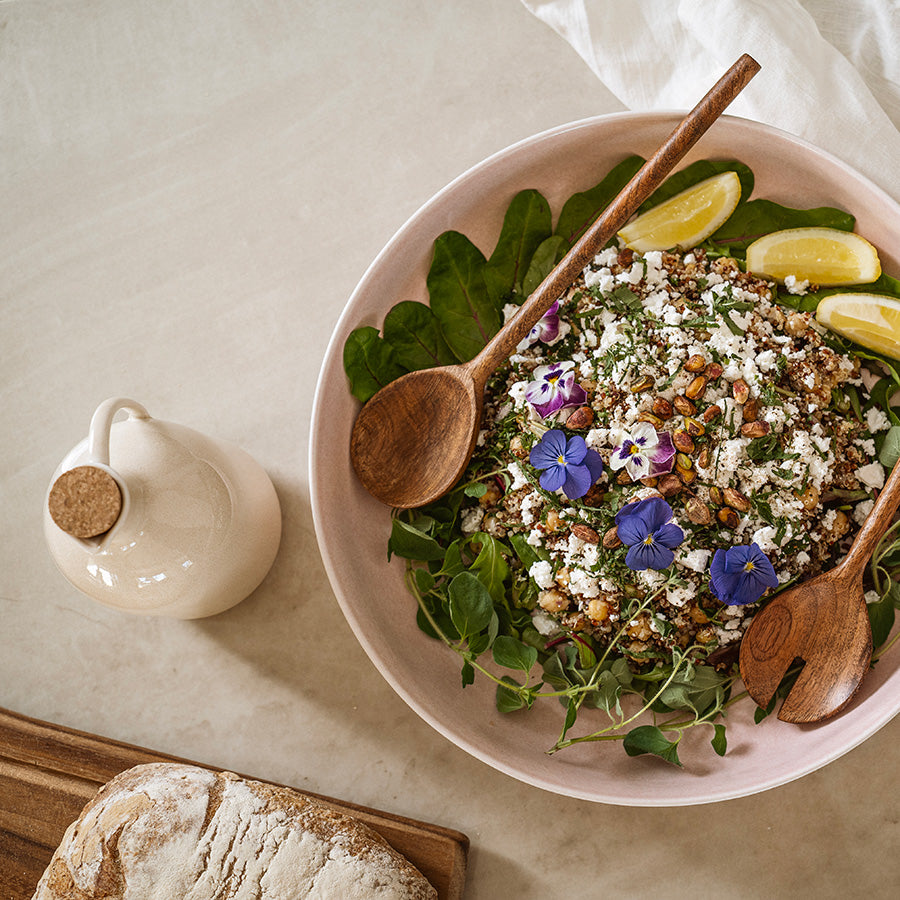 Serveringsbolle fra Porsgrunds Porselænsfabrik fylt med fersk salat, dekorert med blomster og sitronbiter.