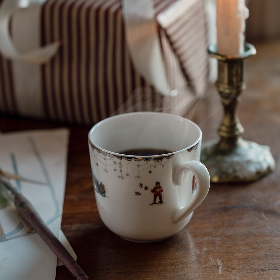 Juledrøm Element krus med kaffe, nostalgiske julemotiver og sølvbord i stemningsfull vintersetting