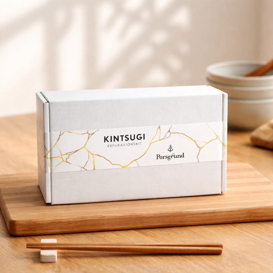 Porsgrunds Kintsugi kit, pakket med stil på en treplate, perfekt for å reparere ødelagt keramikk.