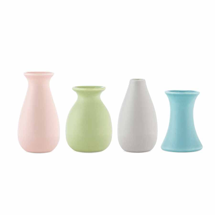 Sett med fire minivaser i forskjellige farger: rosa, grønn, hvit og blå, med moderne design.