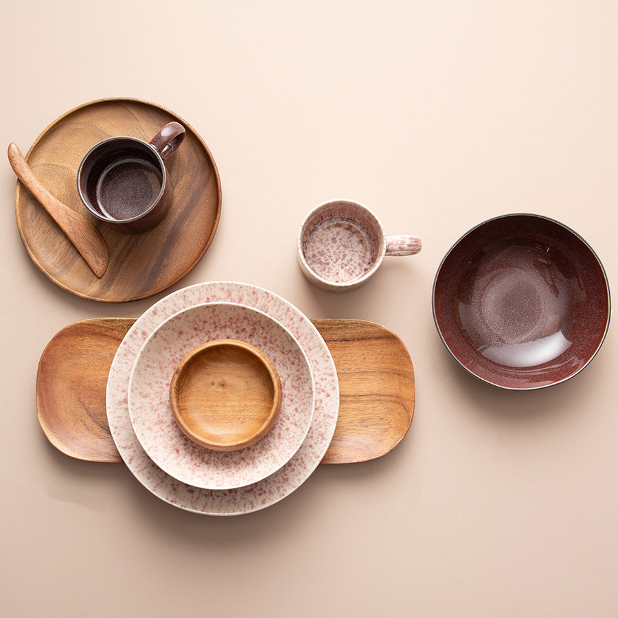 Variert servise fra Porsgrunds Porselænsfabrik med burgunder krus, skåler og tallerkener, passende for elegant servering.