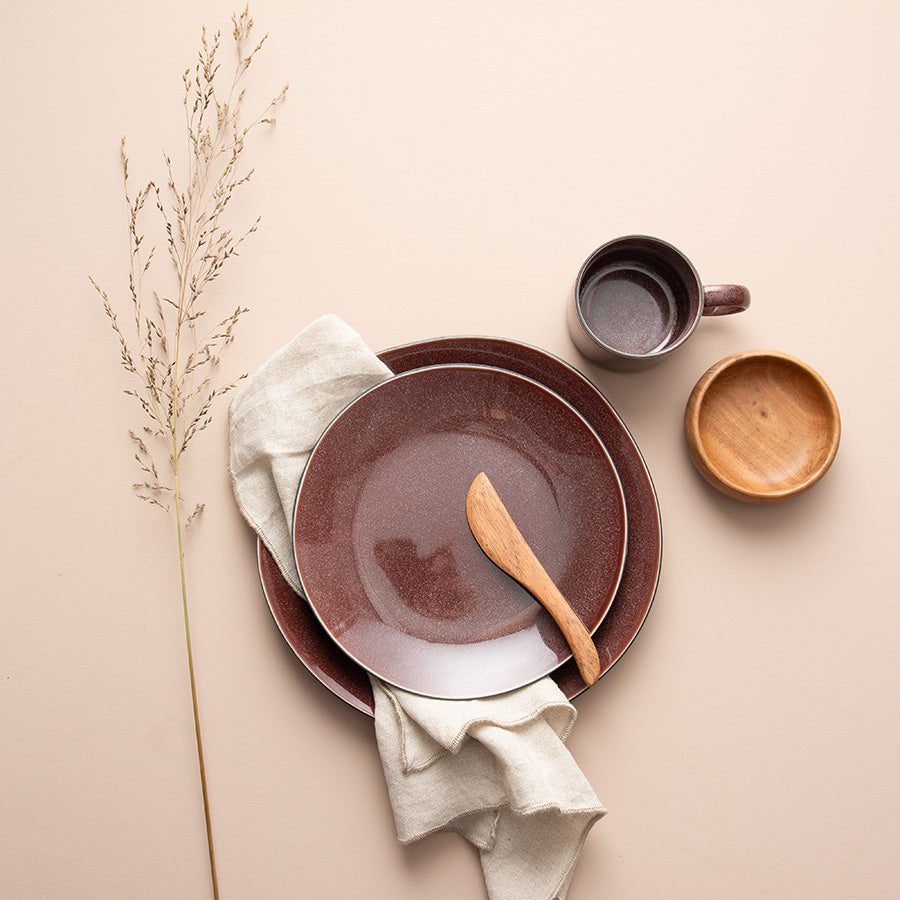 Burgunder Porsgrunds Porselænsfabrik krus og tallerkener plassert sammen, ideelt for moderne og stilfullt kjøkken.