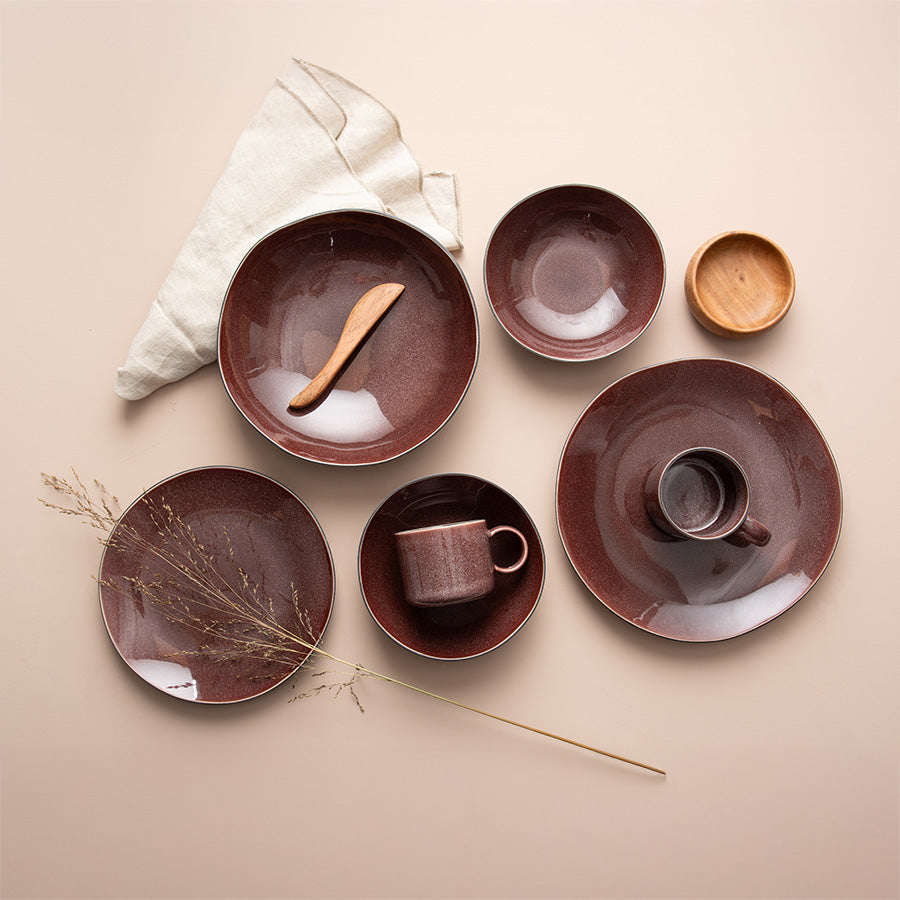 Porsgrunds Porselænsfabrik Natur krus i burgunder, kombinert med oppløftende naturlige elementer til borddekkingen.