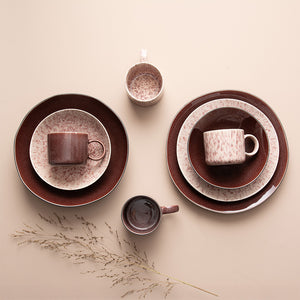 Middagstallerkener og krus fra Porsgrunds Porselænsfabrik Natur-serien, med burgunder og mønstrede detaljer, ideelt for servering.