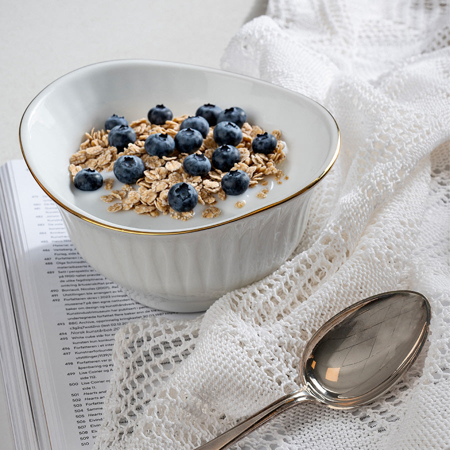 Spire Gull musliskål 14 cm med yoghurt, müsli og blåbær til frokost