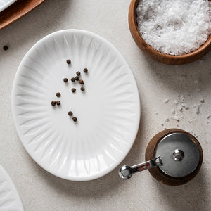 Spire oval asjett 16 cm med pepperkorn, ved siden av havsalt og pepperkvern