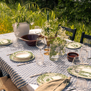 Grønn Porsgrund Vintage skål på et vakkert dekket utebord med servise og blomster