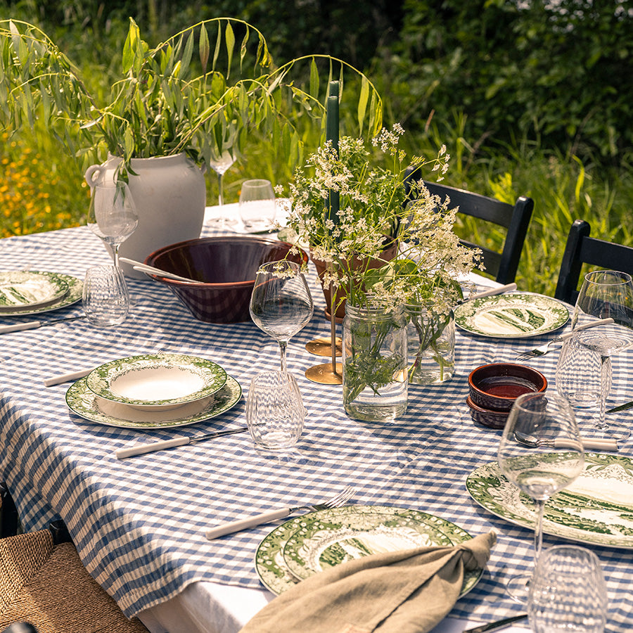 Grønn Porsgrund Vintage skål på et vakkert dekket utebord med servise og blomster