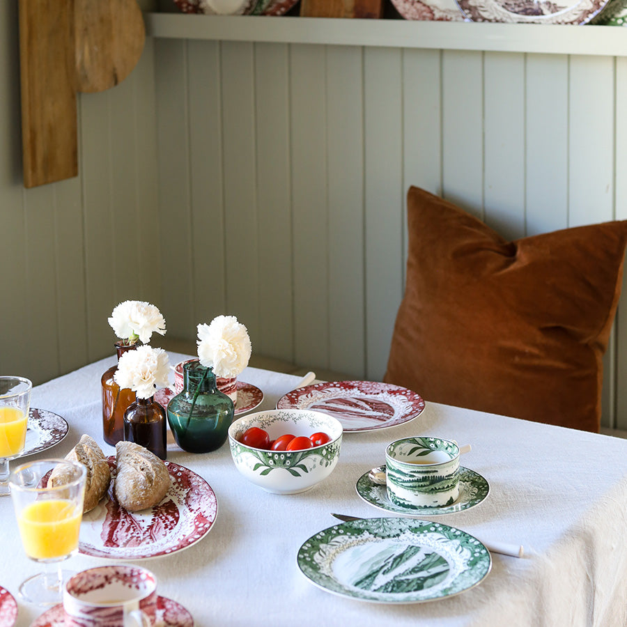 Grønn Vintage kopp og skål på et innbydende frokostbord