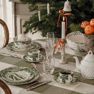 Grønt Vintage-servise med kopp og skål på festdekket julebord