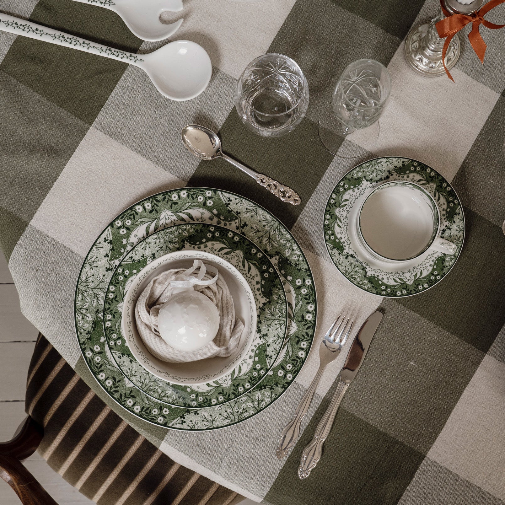 Dekket bord med grønt Vintage-servise, inkludert kopp og skål