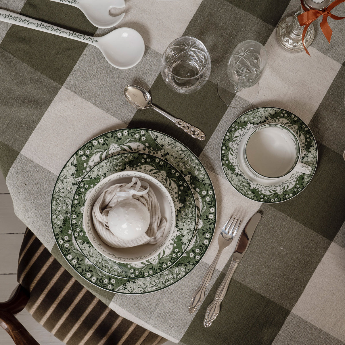 Dekket bord med grønt Vintage-servise, inkludert kopp og skål
