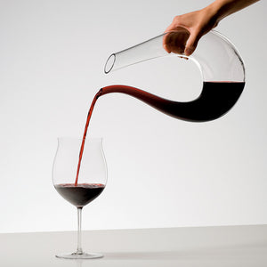 Riedel Karafler Dekanter Amadeo 1,5L i bruk, som viser vinen helle fra karaffelen i et glass. Optimal dekanting for vinelskere.