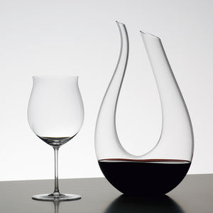 Riedel Karafler Dekanter Amadeo 1,5L sammen med et vinglass, illustrerer den elegante utformingen og funksjonaliteten til dekanteren.