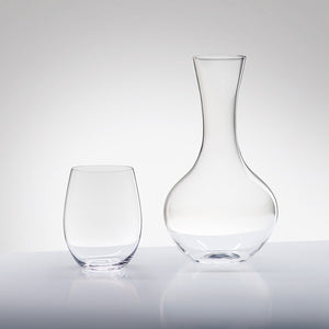 Riedel dekanter med tilbehør, sammen med et glass, perfekt for vinservering og lufting.