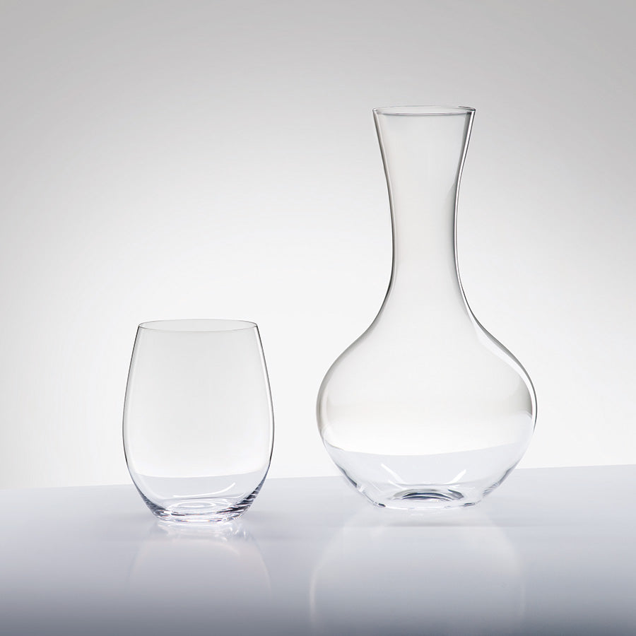 Riedel dekanter med tilbehør, sammen med et glass, perfekt for vinservering og lufting.