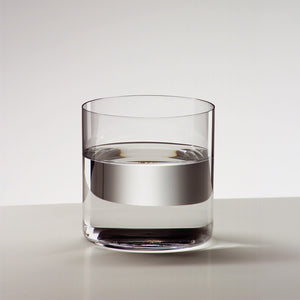 Riedel O vannglass fylt med klart vann, illustrerer det stilrene designet og funksjonaliteten til dette robuste vannglasset.