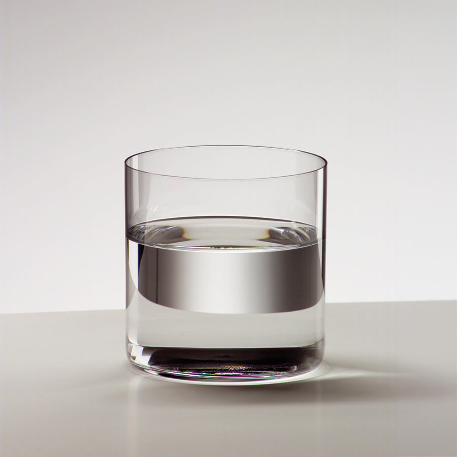 Riedel O vannglass fylt med klart vann, illustrerer det stilrene designet og funksjonaliteten til dette robuste vannglasset.