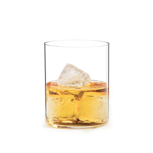 Riedel whiskyglass med whisky og isbiter, ideelt for velskapte cocktails som Old Fashioned.