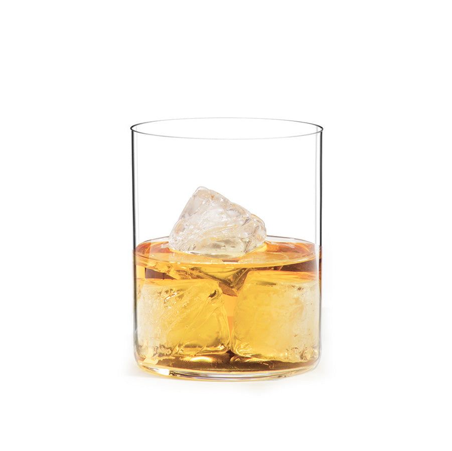 Riedel whiskyglass med whisky og isbiter, ideelt for velskapte cocktails som Old Fashioned.