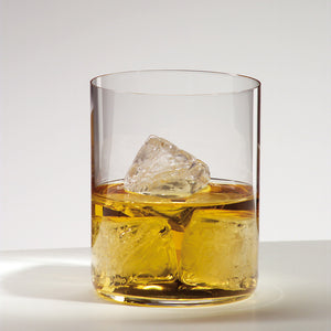 Riedel whiskyglass fylt med whisky og isbiter, som viser glassets stilige design og funksjonalitet.