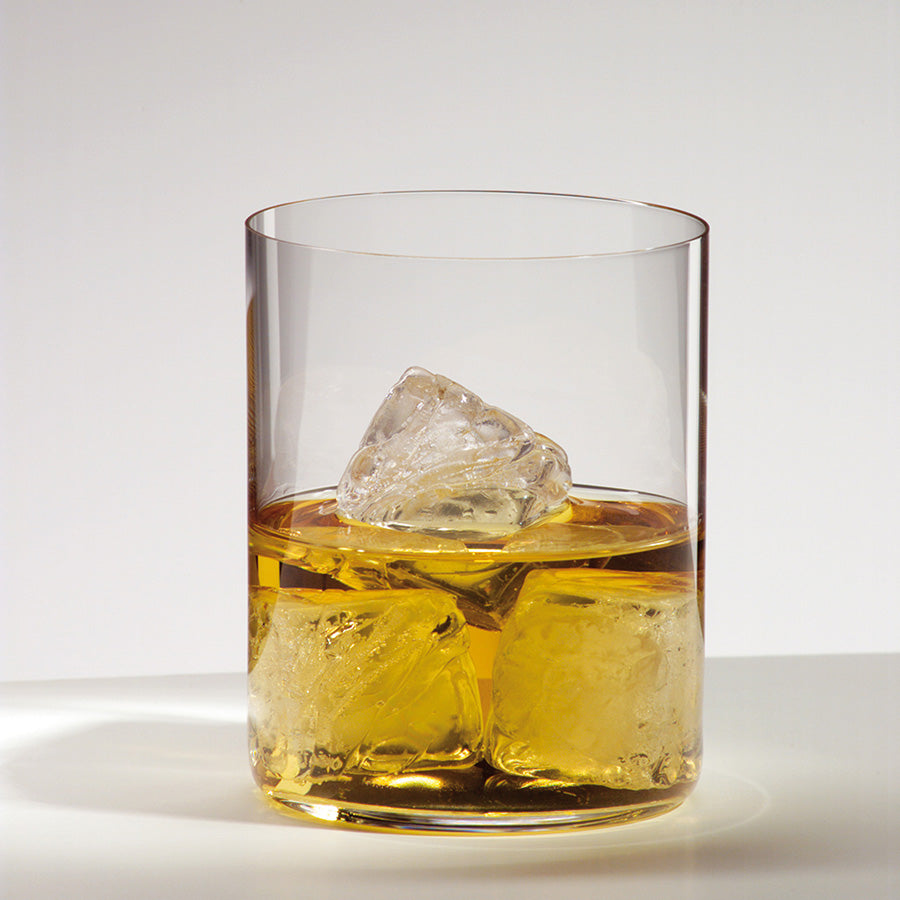 Riedel whiskyglass fylt med whisky og isbiter, som viser glassets stilige design og funksjonalitet.