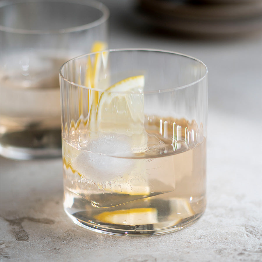 Riedel O-Serie vannglass med sitron og is, perfekt for en smakfull cocktailopplevelse.