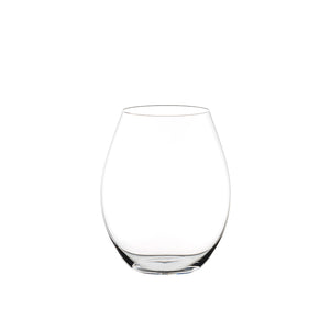 Riedel O-Serie vinglass i elegant design, perfekt for servering av rødvin, spesielt utviklet for å fremheve syrah-viner.