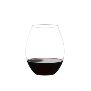 Riedel O-Serie vinglass fylt med rødvin, designet for å intensivere smakene av mørke bær og krydder, ideelt for vinelskere.
