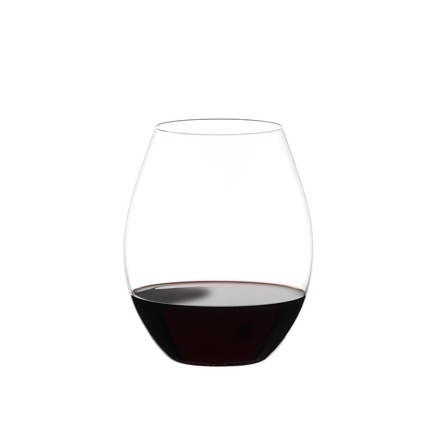 Riedel O-Serie vinglass fylt med rødvin, designet for å intensivere smakene av mørke bær og krydder, ideelt for vinelskere.