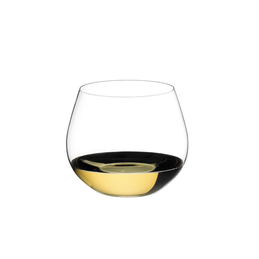 Elegant Riedel O vinglass for eikefatslagret chardonnay, fylt med gylden vin, perfekt for å fremheve aromaene.