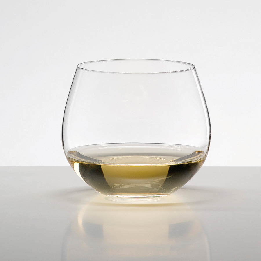 Riedel O vinglass med hvitvin, designet for å løfte smaken av eikefatslagrede hvite viner.