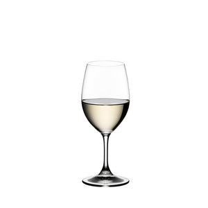 Elegant Riedel hvitvinsglass med hvitvin, perfekt for enhver anledning.