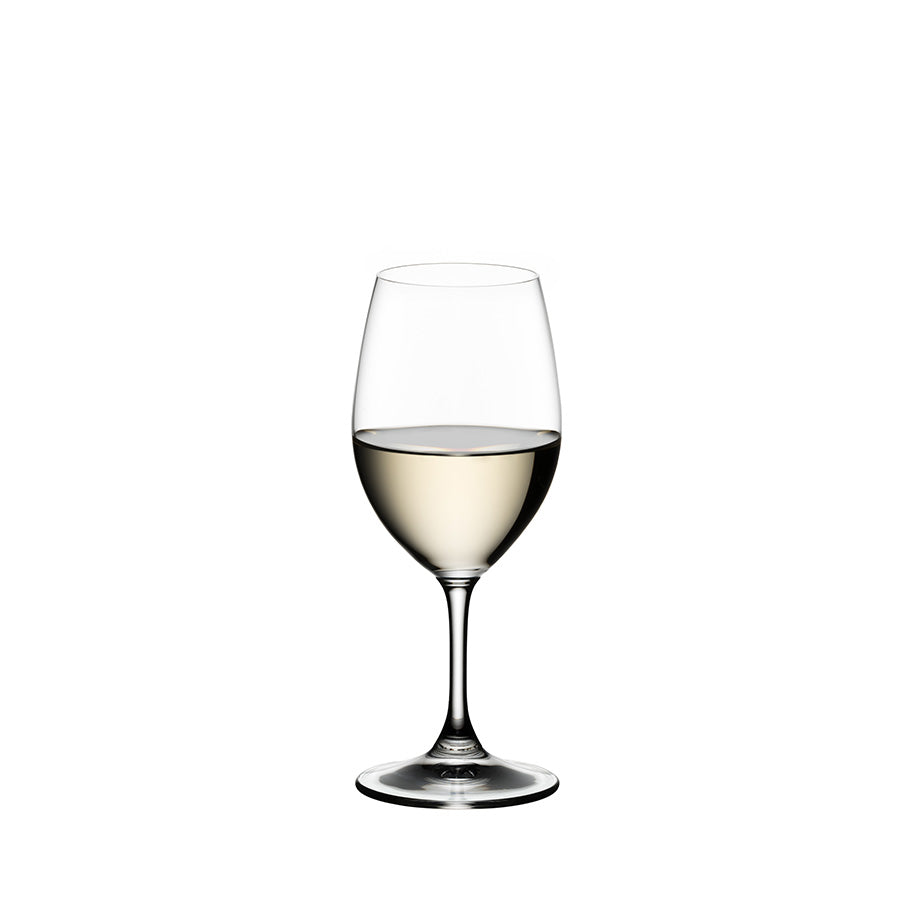 Elegant Riedel hvitvinsglass med hvitvin, perfekt for enhver anledning.